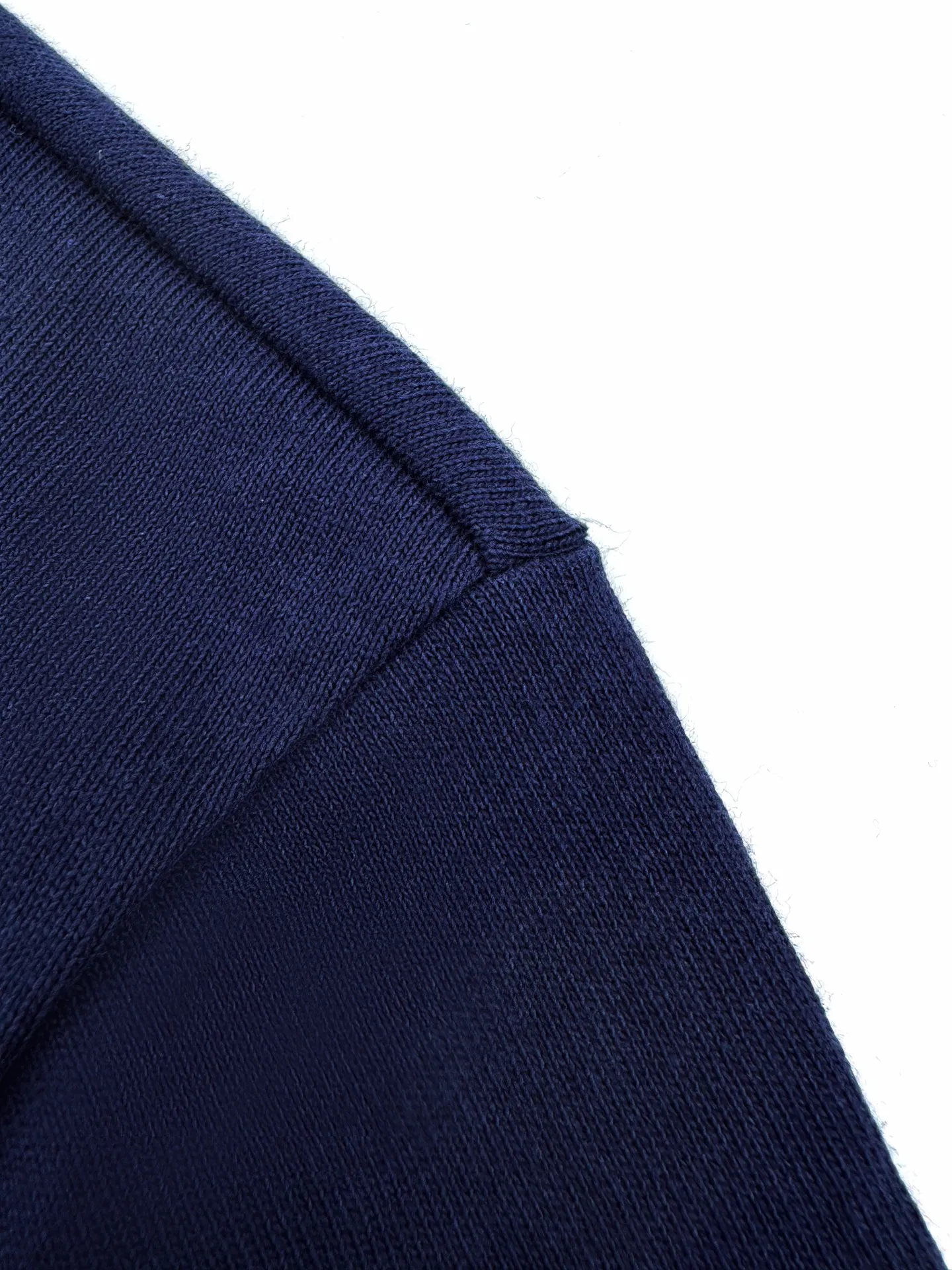 P190 Ralph Lauren logo embroidered short sleeves. Customized cotton and linen soft plain fabric. It feels delicate and comfortable against the skin. A touch of midnight navy blue is the main color. Exquisite white pony logo is embellished. Fully recognizable. With a breath of freedom and vitality. A symphony of pure and smart colors. It outlines a high-end silhouette with extreme simplicity. Becoming the smart focus of the vision. Showing taste in silence. Process 1: Using imported machine embroidery technology using advanced computer control systems and precise mechanical components. Realize the iconic pony embroidery operation with high precision and smooth and delicate lines. Process 2: The fabrics are washed and have a better hand feel. Not easy to deform, not easy to shrink, not easy to fade, and maintain long-term beauty. Accessories: Customized 1:1 Ralph Lauren trademark. Version: Fitted version. Size: S M L XL. Style number: CC933.